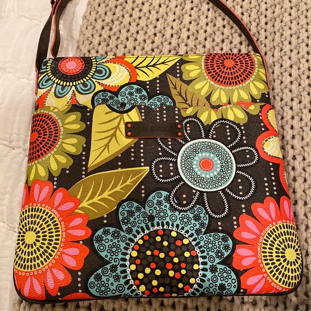 Vera Bradley Crossbody comes with key pouch